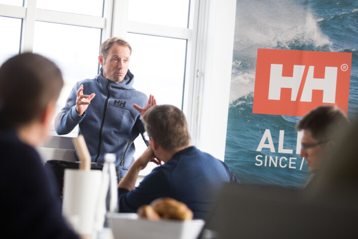 AMASADØR: Thomas Coville viser seilverden at Helly Hansen har varene for de mest krevende seilforhold. AMASADØR: Thomas Coville viser seilverden at Helly Hansen har varene for de mest krevende seilforhold.