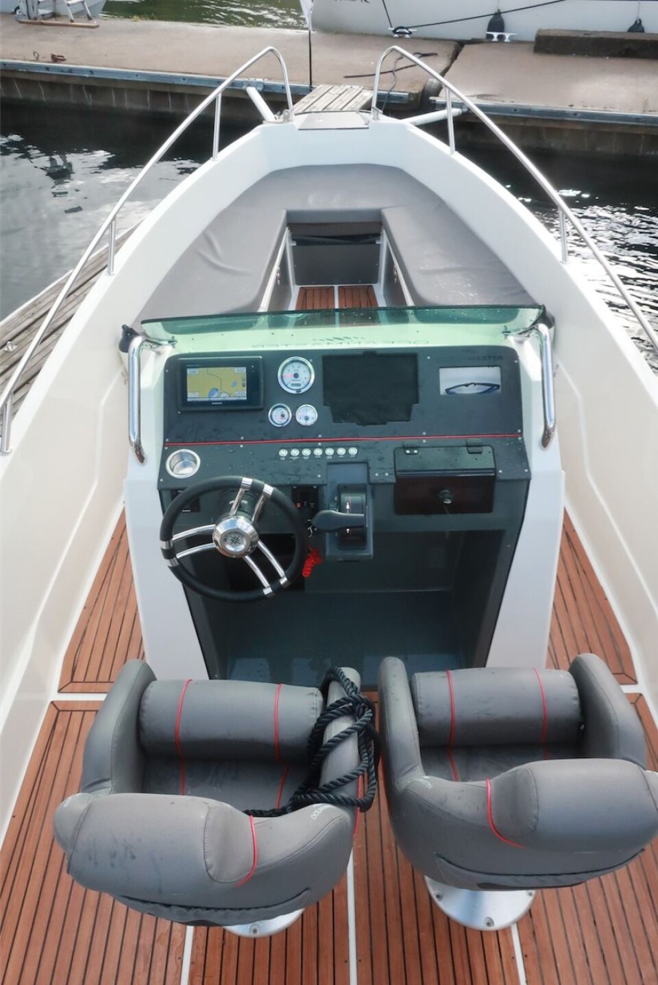 PLASS: Oceanmaster 605s har en stor sittegruppe foran, samt to gode stoler og en tofte akter.