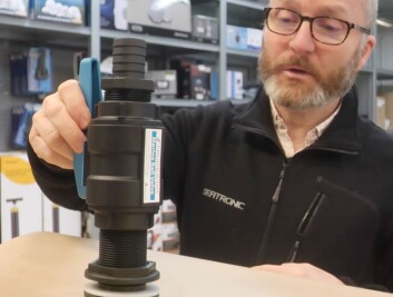 EKSPERT: Lars Jørgen Kopperud fra Seatronic har byttet alle ventiler og gjennomføringer på sin båt til kompositt. EKSPERT: Lars Jørgen Kopperud fra Seatronic har byttet alle ventiler og gjennomføringer på sin båt til kompositt.