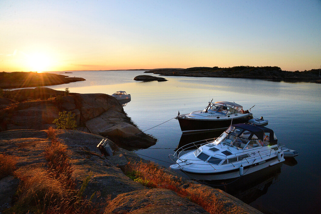 SOMMER: Drømmen er å ligge i en naturhavn som Fredagshølet med ankeret i hekken og baugen inn mot land. SOMMER: Drømmen er å ligge i en naturhavn som Fredagshølet med ankeret i hekken og baugen inn mot land.