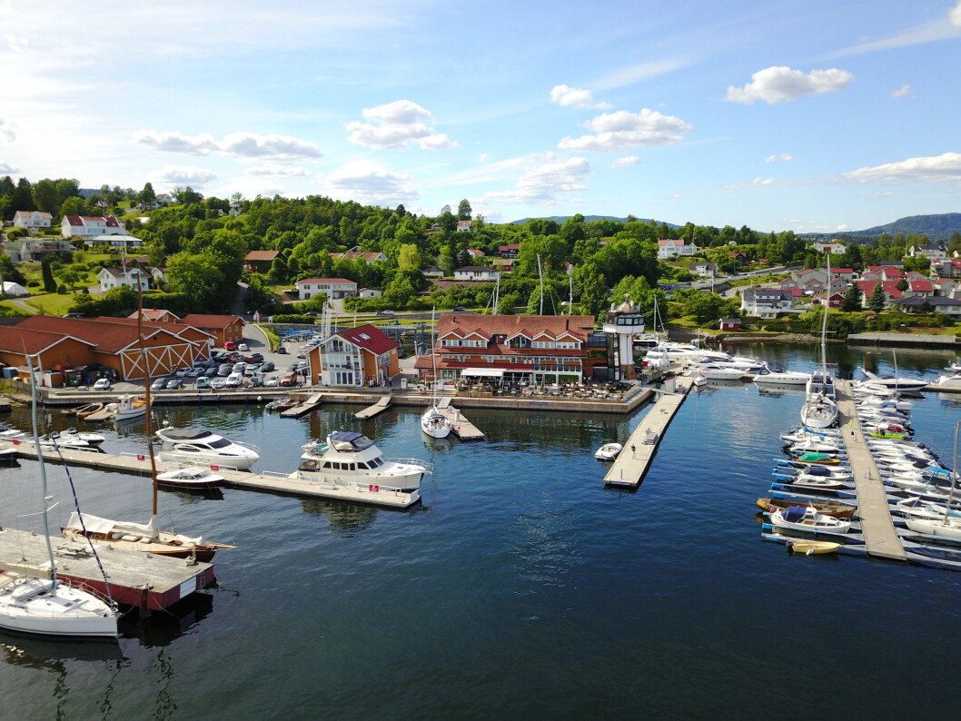 KOMPLETT: Vollen Marina har alle fasiliteter. På området finnes båtplasser, gjestehavn, båtleverandører, båt- og motorservice, bensinstasjon og kiosk med maritime klær og båtrekvisita og Vito´s bryggerestaurant. KOMPLETT: Vollen Marina har alle fasiliteter. På området finnes båtplasser, gjestehavn, båtleverandører, båt- og motorservice, bensinstasjon og kiosk med maritime klær og båtrekvisita og Vito´s bryggerestaurant.