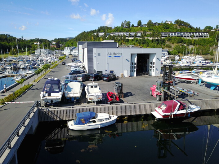 EFFEKTIVT: AB Marine har flyttet inn i nye moderne lokaler rett på kaia i Leangbukta. EFFEKTIVT: AB Marine har flyttet inn i nye moderne lokaler rett på kaia i Leangbukta.