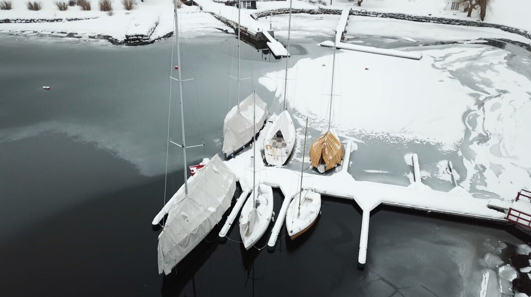 BESKYTTELSE: Presenning skal beskytte båten mot snø og vind. Et godt stativ er nødvendig for at presenningen skal ha ett stabilt underlag. BESKYTTELSE: Presenning skal beskytte båten mot snø og vind. Et godt stativ er nødvendig for at presenningen skal ha ett stabilt underlag.