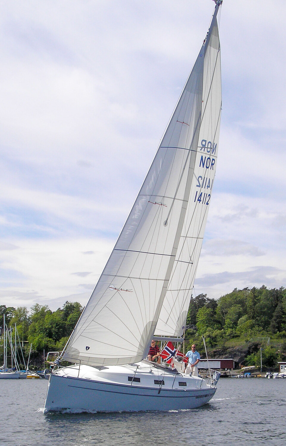 FORSEIL: Bavaria 32 med storseil og 110% glider fokk. Spilen i akterliket gjør at seilet har et positivt snitt fra topp til skjøthjørnet, i motsetning til en genua som har en negativ bue.
