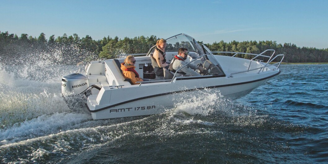 AMT 175 BR: En familievennlig, sporty, velutstyrt båt for deg som ønsker god plass. Selvsagt godt utrustet med påhengsmotor fra Honda. AMT 175 BR: En familievennlig, sporty, velutstyrt båt for deg som ønsker god plass. Selvsagt godt utrustet med påhengsmotor fra Honda.