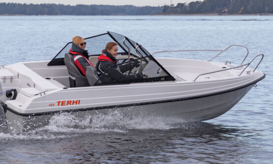 NY: Nye Tehri 480 kommer i en elegant Sport-utgave og en Bow Rider med høyere vindskjerm og mulighet for akterkalesje. NY: Nye Tehri 480 kommer i en elegant Sport-utgave og en Bow Rider med høyere vindskjerm og mulighet for akterkalesje.