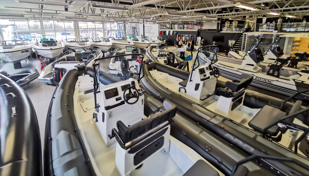 VISER BUTIKKEN MED 360: Nederst i artikkelen kan du se deg rundt i butikken med å bruke musen til å navigere deg rundt. VISER BUTIKKEN MED 360: Nederst i artikkelen kan du se deg rundt i butikken med å bruke musen til å navigere deg rundt.