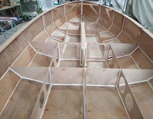 SKROG: Sarch bygges lett, sterkt og stivt med finér trukket med karbon og glassfiberamert epoxy. SKROG: Sarch bygges lett, sterkt og stivt med finér trukket med karbon og glassfiberamert epoxy.