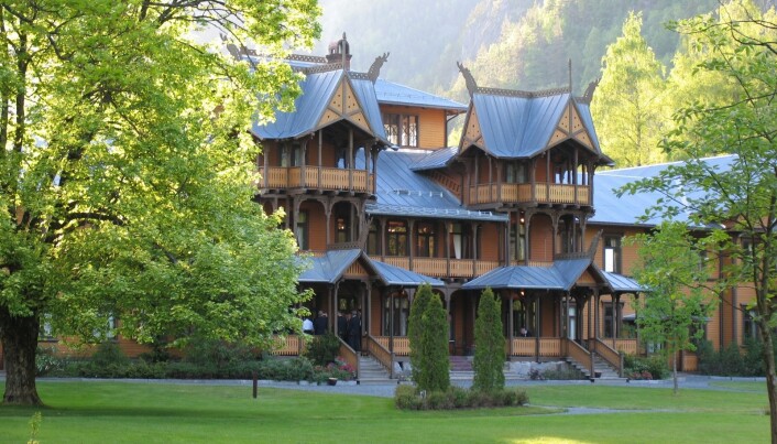 Det er mange hyggelige overnattingssteder langs kanalen, vakre Dalen Hotel er et av dem. Det er mange hyggelige overnattingssteder langs kanalen, vakre Dalen Hotel er et av dem.