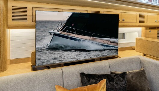 KOMFORT: En 50' TV er montert på en heis i salongen. KOMFORT: En 50' TV er montert på en heis i salongen.