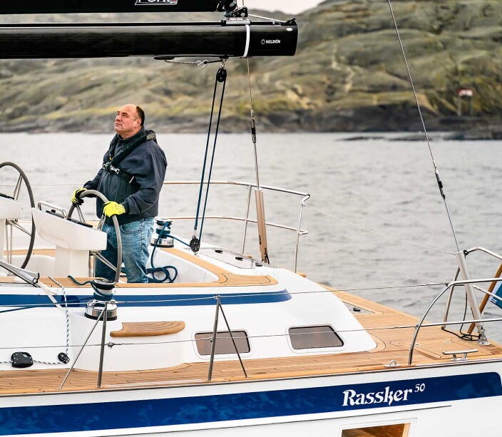 FORNØYD: Magnus Rassy til rors i verftets nye 50-foter. FORNØYD: Magnus Rassy til rors i verftets nye 50-foter.
