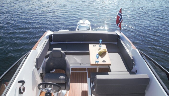 UTEPLASS: Bowridere har mye uteplass, og du sitter godt beskyttet som i en daycruiser, som her i Coasters boweriderutgave. UTEPLASS: Bowridere har mye uteplass, og du sitter godt beskyttet som i en daycruiser, som her i Coasters boweriderutgave.
