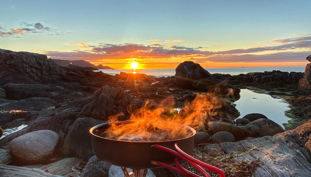 UFORGLEMMELIG IDYLL: Et måltid smaker sjeldent så godt som i friluft og med verdens beste utsikt. Foto; Gard Warholm. UFORGLEMMELIG IDYLL: Et måltid smaker sjeldent så godt som i friluft og med verdens beste utsikt. Foto; Gard Warholm.