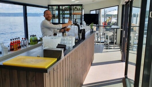 SERVERING: På den nye gjestebrygga/eventbrygga er det en enkel servering med alle rettigheter. SERVERING: På den nye gjestebrygga/eventbrygga er det en enkel servering med alle rettigheter.