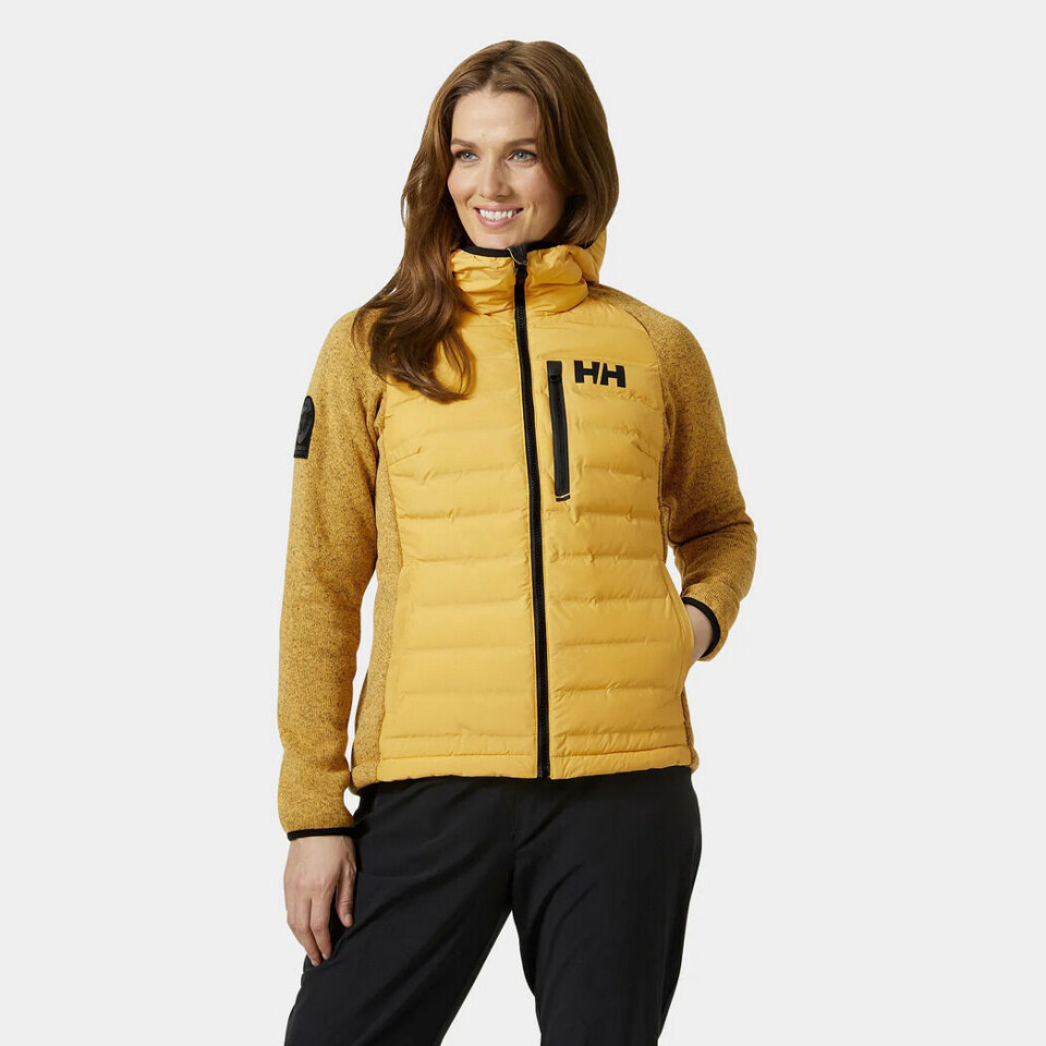 Arctic Ocean Insulatet Hybrid Sailing Jacket er et bevegelig og varmt plagg, som både gir god varme og har vannavvisende egenskaper ved sprut og lett nedbør. Arctic Ocean Insulatet Hybrid Sailing Jacket er et bevegelig og varmt plagg, som både gir god varme og har vannavvisende egenskaper ved sprut og lett nedbør.